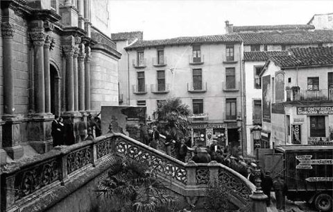 Desc&agrave;rrega de les peces dels museus a l'esgl&eacute;sia de Sant Esteve d'Olot