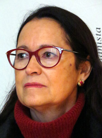 Maria &Agrave;ngels Casanovas, comiss&agrave;ria de l'exposici&oacute;, durant la inauguraci&oacute;