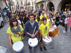 Assaig de Fal&middot;lera Girona amb els bastoners, m&uacute;sics i tota la far&agrave;ndula festiva