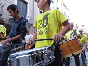 Assaig de Fal&middot;lera Girona amb els bastoners, m&uacute;sics i tota la far&agrave;ndula festiva