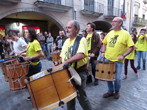 Assaig de Fal&middot;lera Girona amb els bastoners, m&uacute;sics i tota la far&agrave;ndula festiva