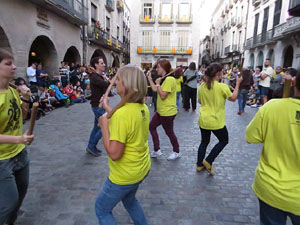 Assaig de Fal&middot;lera Girona amb els bastoners, m&uacute;sics i tota la far&agrave;ndula festiva