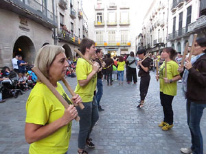 Assaig de Fal&middot;lera Girona amb els bastoners, m&uacute;sics i tota la far&agrave;ndula festiva