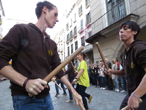 Assaig de Fal&middot;lera Girona amb els bastoners, m&uacute;sics i tota la far&agrave;ndula festiva