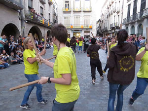Assaig de Fal&middot;lera Girona amb els bastoners, m&uacute;sics i tota la far&agrave;ndula festiva