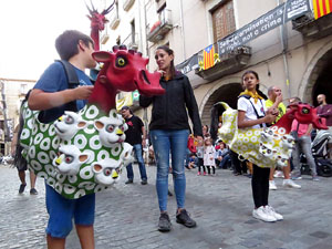 Assaig de Fal&middot;lera Girona amb els bastoners, m&uacute;sics i tota la far&agrave;ndula festiva