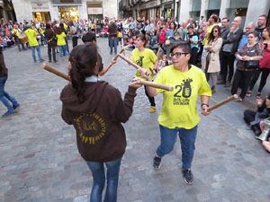 Assaig de Fal&middot;lera Girona amb els bastoners, m&uacute;sics i tota la far&agrave;ndula festiva