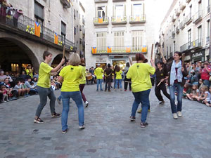 Assaig de Fal&middot;lera Girona amb els bastoners, m&uacute;sics i tota la far&agrave;ndula festiva