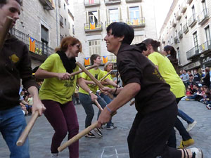 Assaig de Fal&middot;lera Girona amb els bastoners, m&uacute;sics i tota la far&agrave;ndula festiva