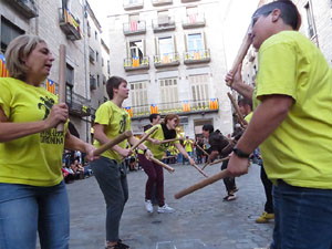 Assaig de Fal&middot;lera Girona amb els bastoners, m&uacute;sics i tota la far&agrave;ndula festiva