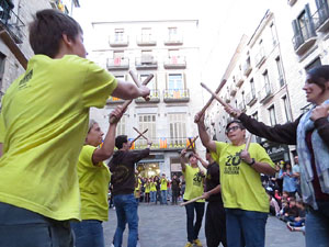 Assaig de Fal&middot;lera Girona amb els bastoners, m&uacute;sics i tota la far&agrave;ndula festiva