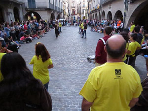 Assaig de Fal&middot;lera Girona amb els bastoners, m&uacute;sics i tota la far&agrave;ndula festiva