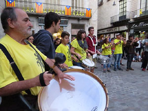 Assaig de Fal&middot;lera Girona amb els bastoners, m&uacute;sics i tota la far&agrave;ndula festiva
