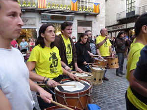 Assaig de Fal&middot;lera Girona amb els bastoners, m&uacute;sics i tota la far&agrave;ndula festiva