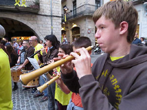 Assaig de Fal&middot;lera Girona amb els bastoners, m&uacute;sics i tota la far&agrave;ndula festiva