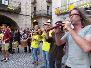 Assaig de Fal&middot;lera Girona amb els bastoners, m&uacute;sics i tota la far&agrave;ndula festiva