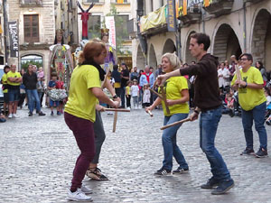 Assaig de Fal&middot;lera Girona amb els bastoners, m&uacute;sics i tota la far&agrave;ndula festiva