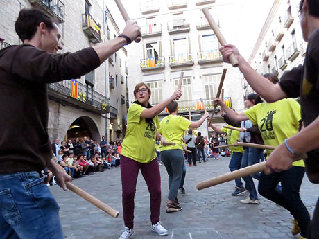Assaig de Fal&middot;lera Girona amb els bastoners, m&uacute;sics i tota la far&agrave;ndula festiva