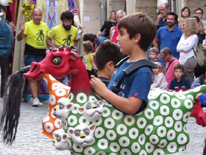Assaig de Fal&middot;lera Girona amb els bastoners, m&uacute;sics i tota la far&agrave;ndula festiva