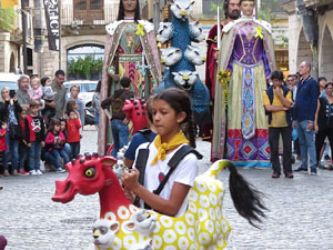Assaig de Fal&middot;lera Girona amb els bastoners, m&uacute;sics i tota la far&agrave;ndula festiva