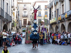Assaig de Fal&middot;lera Girona amb els bastoners, m&uacute;sics i tota la far&agrave;ndula festiva