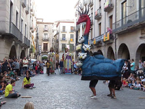 Assaig de Fal&middot;lera Girona amb els bastoners, m&uacute;sics i tota la far&agrave;ndula festiva