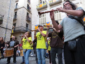 Assaig de Fal&middot;lera Girona amb els bastoners, m&uacute;sics i tota la far&agrave;ndula festiva