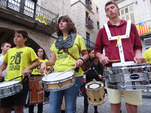 Assaig de Fal&middot;lera Girona amb els bastoners, m&uacute;sics i tota la far&agrave;ndula festiva