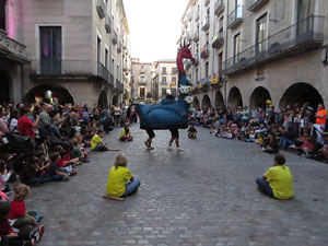 Assaig de Fal&middot;lera Girona amb els bastoners, m&uacute;sics i tota la far&agrave;ndula festiva