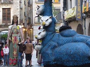 Assaig de Fal&middot;lera Girona amb els bastoners, m&uacute;sics i tota la far&agrave;ndula festiva