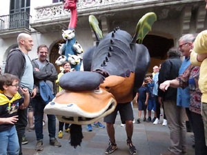 Assaig de Fal&middot;lera Girona amb els bastoners, m&uacute;sics i tota la far&agrave;ndula festiva