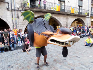 Assaig de Fal&middot;lera Girona amb els bastoners, m&uacute;sics i tota la far&agrave;ndula festiva