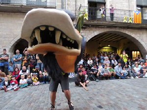 Assaig de Fal&middot;lera Girona amb els bastoners, m&uacute;sics i tota la far&agrave;ndula festiva