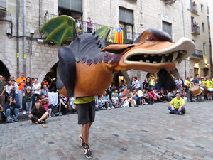 Assaig de Fal&middot;lera Girona amb els bastoners, m&uacute;sics i tota la far&agrave;ndula festiva