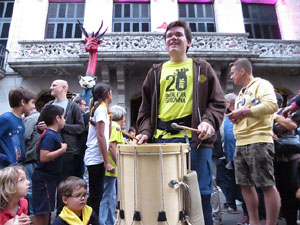 Assaig de Fal&middot;lera Girona amb els bastoners, m&uacute;sics i tota la far&agrave;ndula festiva