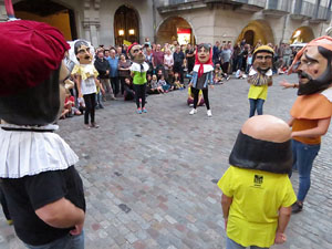 Assaig de Fal&middot;lera Girona amb els bastoners, m&uacute;sics i tota la far&agrave;ndula festiva