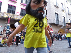 Assaig de Fal&middot;lera Girona amb els bastoners, m&uacute;sics i tota la far&agrave;ndula festiva