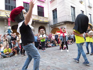 Assaig de Fal&middot;lera Girona amb els bastoners, m&uacute;sics i tota la far&agrave;ndula festiva