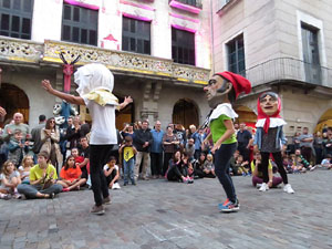 Assaig de Fal&middot;lera Girona amb els bastoners, m&uacute;sics i tota la far&agrave;ndula festiva