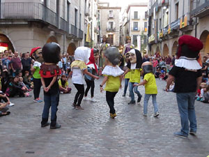 Assaig de Fal&middot;lera Girona amb els bastoners, m&uacute;sics i tota la far&agrave;ndula festiva
