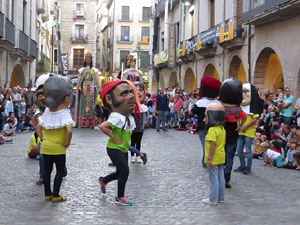 Assaig de Fal&middot;lera Girona amb els bastoners, m&uacute;sics i tota la far&agrave;ndula festiva