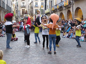Assaig de Fal&middot;lera Girona amb els bastoners, m&uacute;sics i tota la far&agrave;ndula festiva
