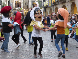 Assaig de Fal&middot;lera Girona amb els bastoners, m&uacute;sics i tota la far&agrave;ndula festiva