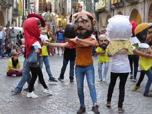 Assaig de Fal&middot;lera Girona amb els bastoners, m&uacute;sics i tota la far&agrave;ndula festiva