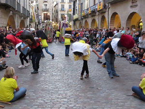 Assaig de Fal&middot;lera Girona amb els bastoners, m&uacute;sics i tota la far&agrave;ndula festiva