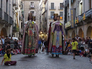 Assaig de Fal&middot;lera Girona amb els bastoners, m&uacute;sics i tota la far&agrave;ndula festiva