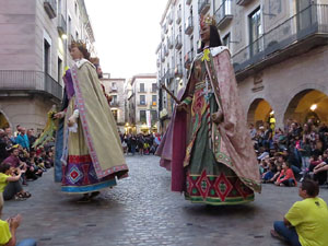 Assaig de Fal&middot;lera Girona amb els bastoners, m&uacute;sics i tota la far&agrave;ndula festiva