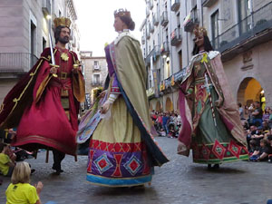 Assaig de Fal&middot;lera Girona amb els bastoners, m&uacute;sics i tota la far&agrave;ndula festiva