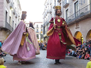 Assaig de Fal&middot;lera Girona amb els bastoners, m&uacute;sics i tota la far&agrave;ndula festiva