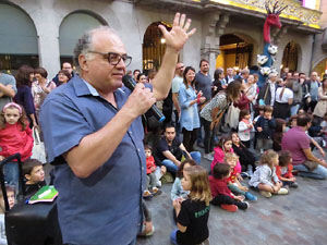 Assaig de Fal&middot;lera Girona amb els bastoners, m&uacute;sics i tota la far&agrave;ndula festiva